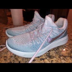 Women’s Nike tennis shoe
